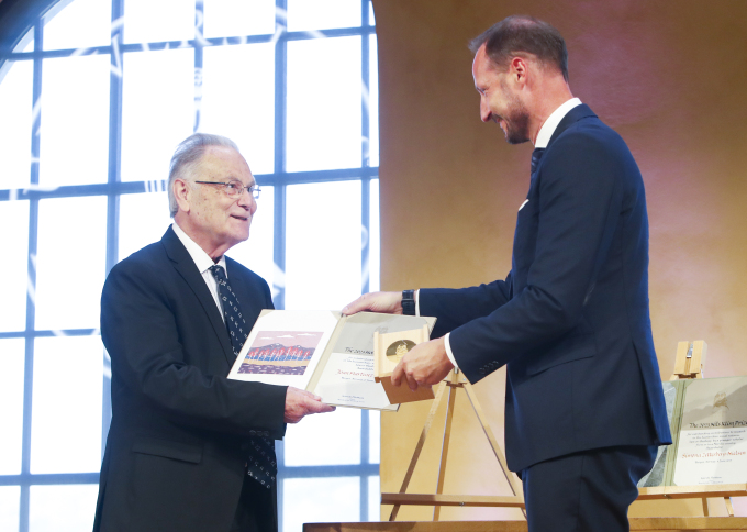 Kronprinsen overrekte diplom og prisen til årets vinnar av Holbergprisen – forskaren Joan Martinez-Alier. Foto: Tuva Åserud / NTB